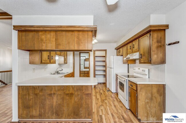 Building Photo - **SE Wichita -  3 BEDROOM BI-LEVEL DUPLEX**