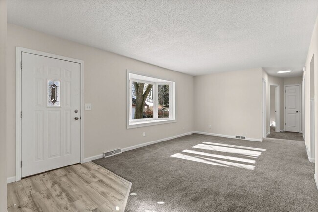 Foto del edificio - Beautiful 3bd upper duplex on large lot in Maple Grove avail March 01