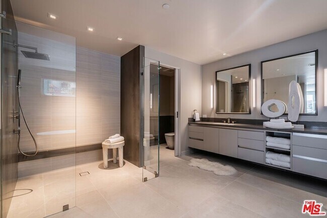 Foto del edificio - 2391 Roscomare Rd