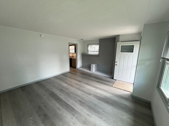 Building Photo - NEWLY REMODELED 3 BEDROOM HOME NEAR CIVIC ...