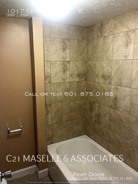Building Photo - 3 Bed/1.5 Bath COMPLETELY UPDATED Apartments