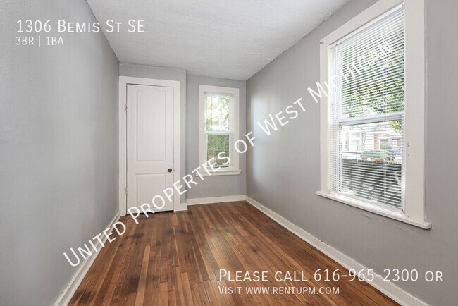 Building Photo - Available Now | 3 Bedroom 1 Bath Lower Lev...