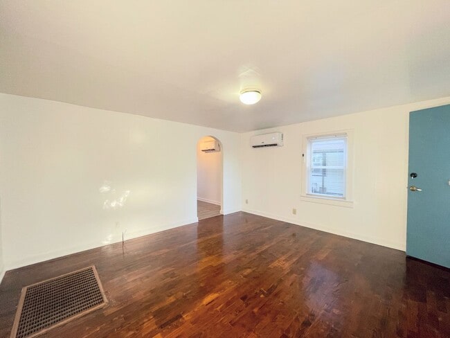 Building Photo - Remodeled 1 bedroom home