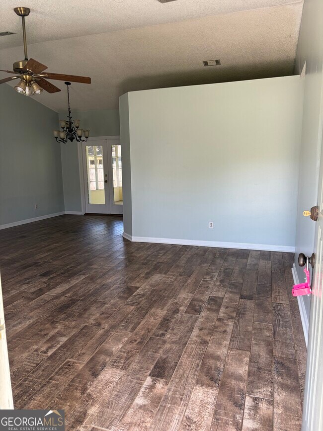 Foto del edificio - 121 Innerlake Ln