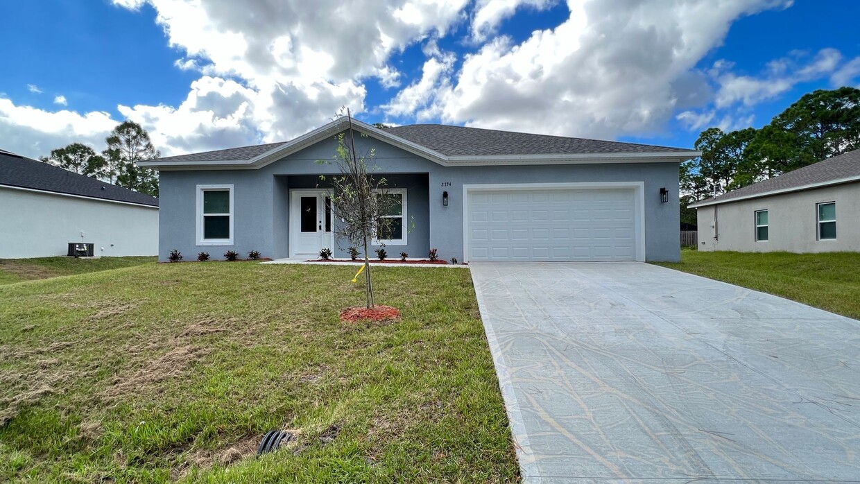 Primary Photo - AWESOME 4 Bedroom, 2 Bathroom Home in Beau...