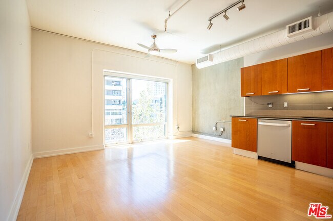 Foto del edificio - 645 W 9th St