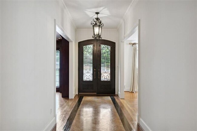 Foto del edificio - 669 W Paces Ferry Rd NW