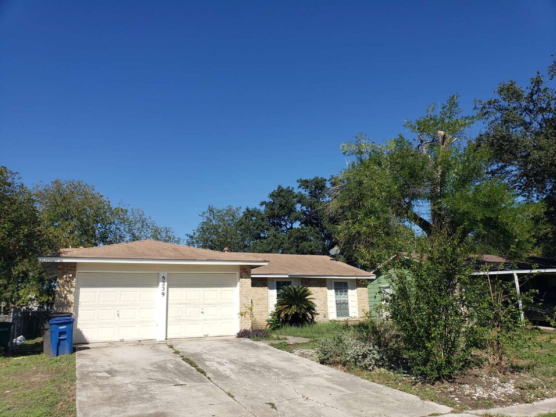 Primary Photo - Beautiful Three Bed /2 Bath Home Close to ...