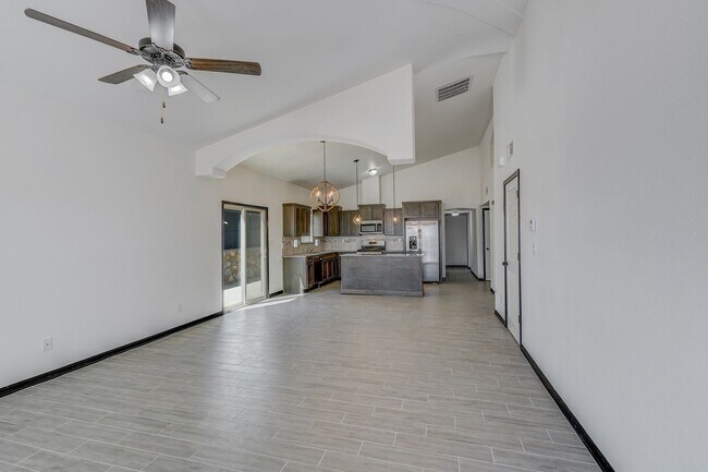Foto del edificio - RECENTLY BUILT MODERN EASTSIDE HOME