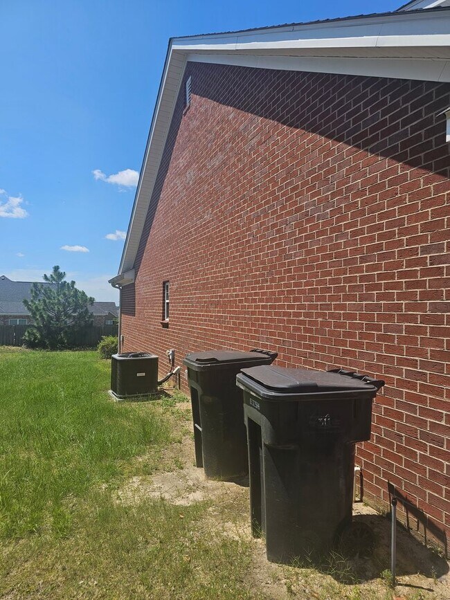 Foto del edificio - 4 Bedroom Brick Ranch