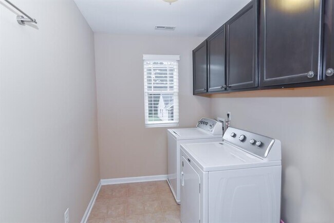 Building Photo - 1402 Golden Eagle Dr
