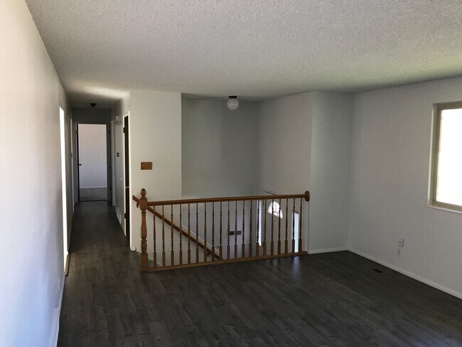 Building Photo - Wonderful 4 Bed, 2 Bath Home in Woods Cross