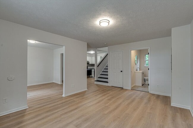 Foto del edificio - 913 Sylvan Dr