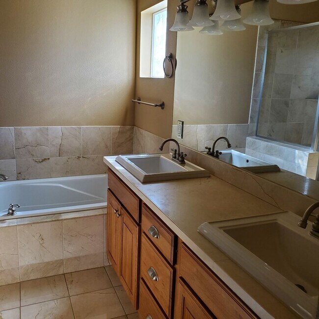 Foto del edificio - LARGE 3 BED 3 BATH TOWNHOME IN THE DESIRABLE POINTE NEIGHBORHOOD