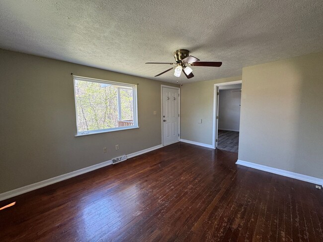 Foto del edificio - Cozy 2 Bedroom 1 Bathroom Home Nestled in ...