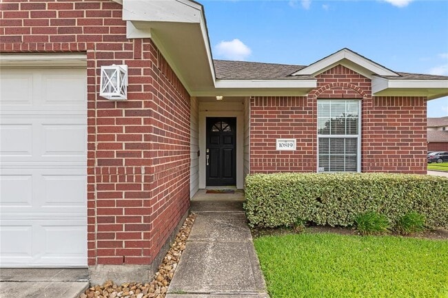 Building Photo - 10819 Redwood Dr