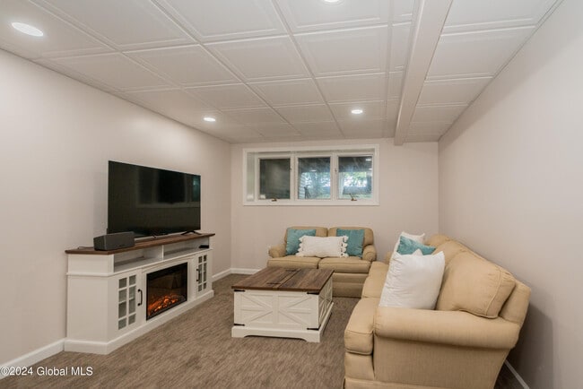 Building Photo - 8 Saratoga Cir