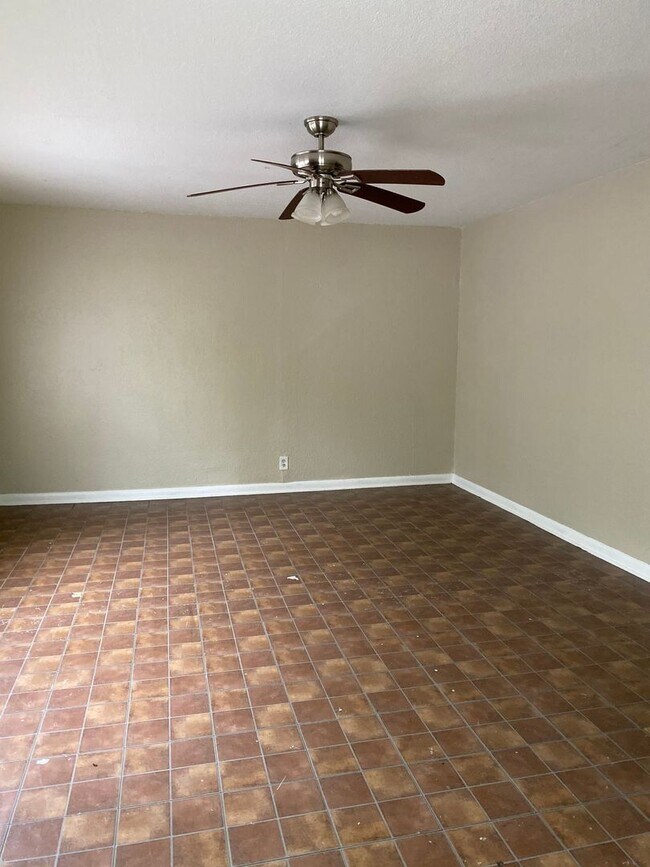 Building Photo - $199 move in today! Large 1/1-Pet friendly