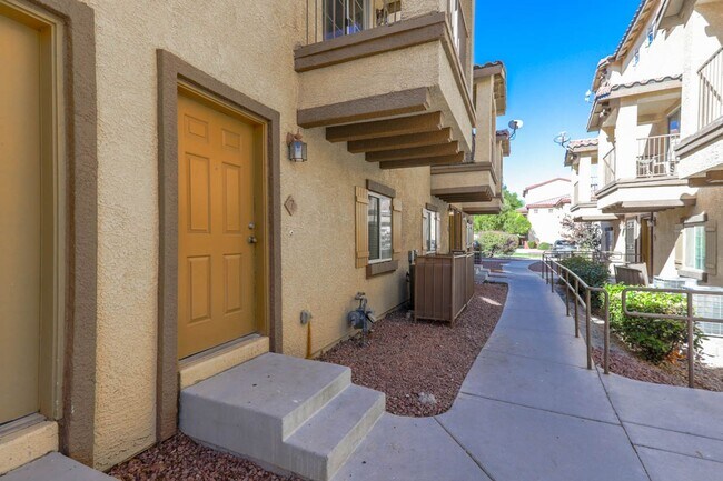 Foto del edificio - 4 Bed and 4 Bath Townhome In Gated North Las Vegas Community