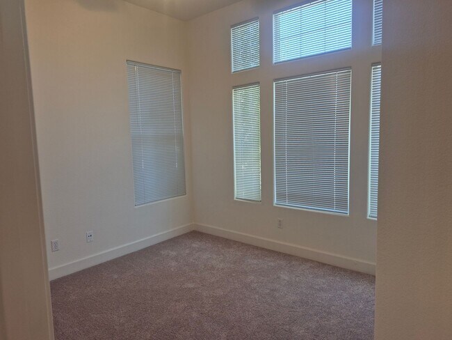 Foto del edificio - Beautiful 5 Bedroom 3 bath North Natomas Home Available Now!