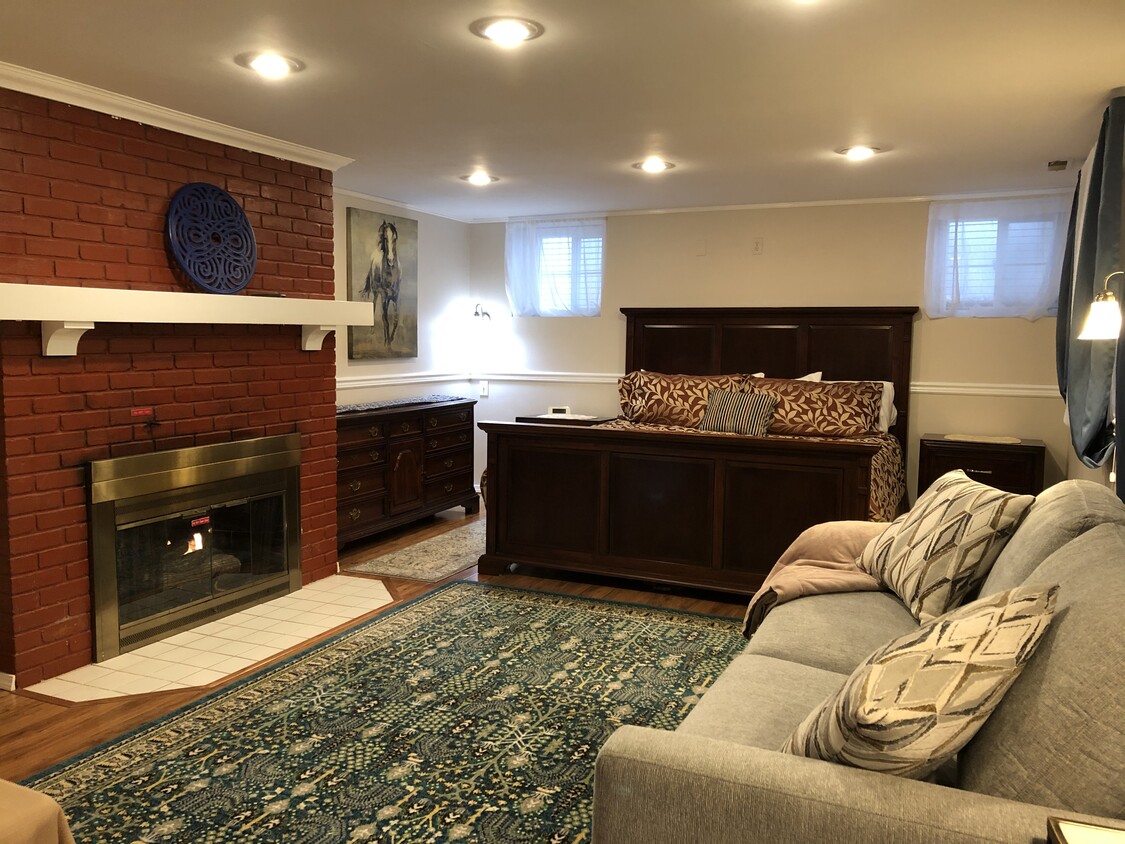 King bed, sofa bed, gas fireplace - 804 E Edison Ave