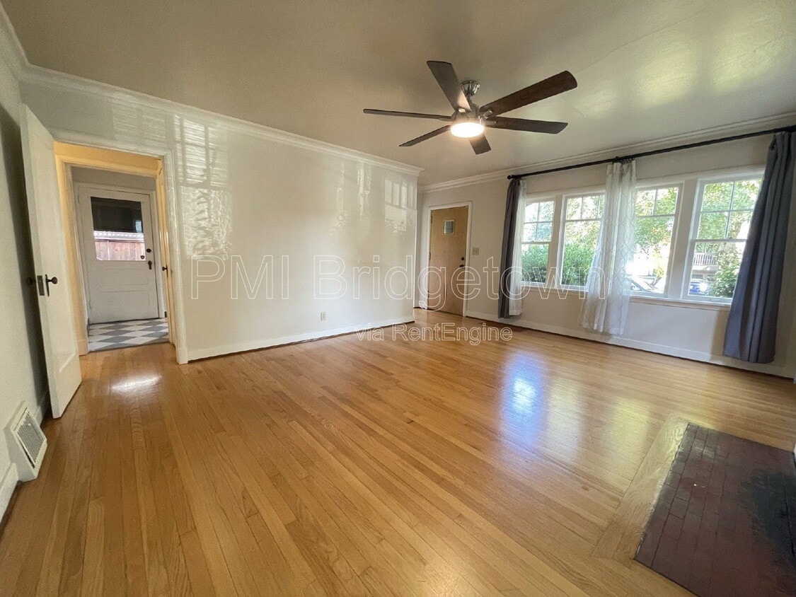 Foto principal - 515 SE Peacock Ln