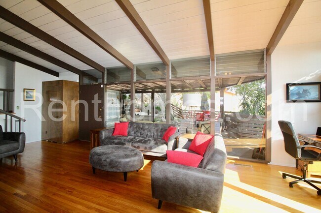 Foto del edificio - 8830 Mariposa St