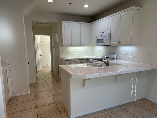 Foto del edificio - "Charming 3-Bedroom Riverside Retreat with 2.5 Baths – 1598 Sq Ft of Comfort on Winterberry Drive!"