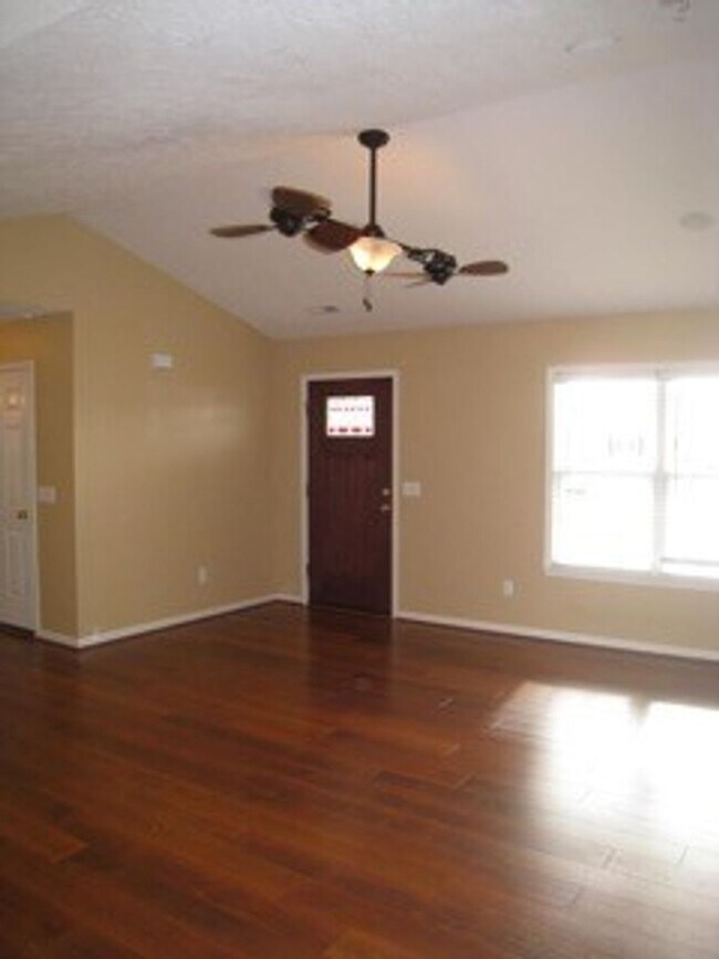 Foto del edificio - 3 Bedroom 2 Bath home with 2-car garage