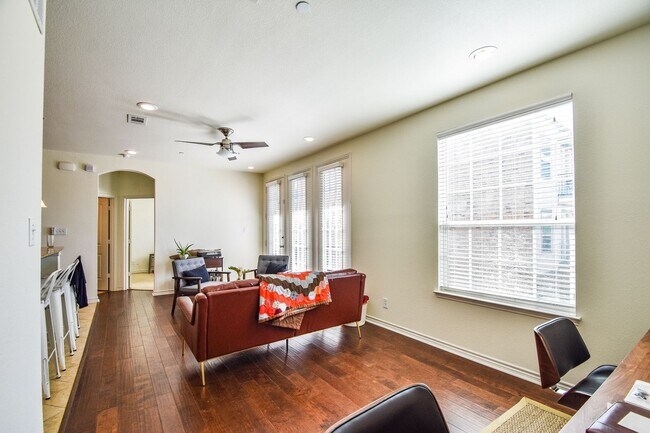 Building Photo - Washer, Dryer, and Refrigerator Stays! Upd...