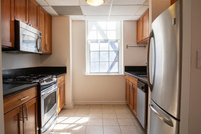Building Photo - 341 Monmouth St