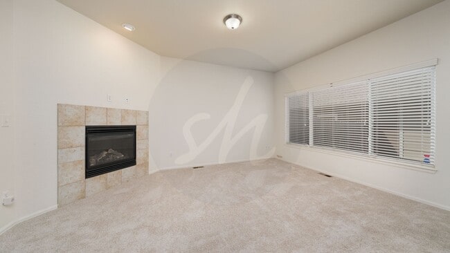 Building Photo - End-unit townhome in Soaring Eagles