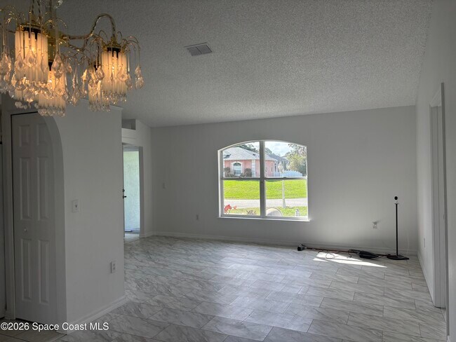 Building Photo - 443 Collings St SE