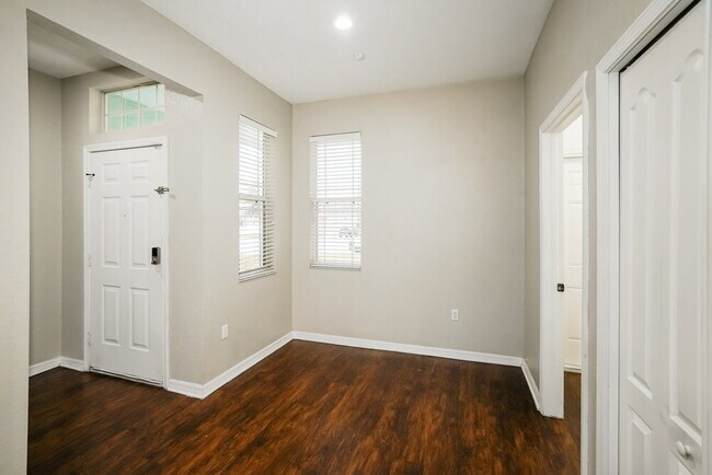 Building Photo - 6033 Live Oak Dr