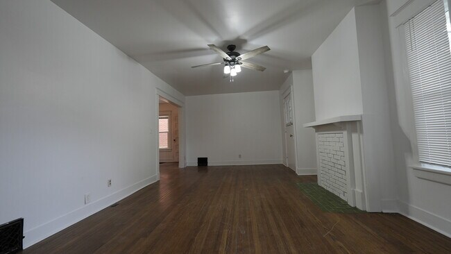 Entrada y sala de estar - 3838 Wyandotte St