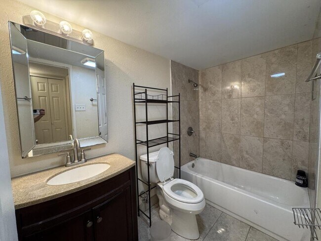 Foto del edificio - 5301 Gibson Dr