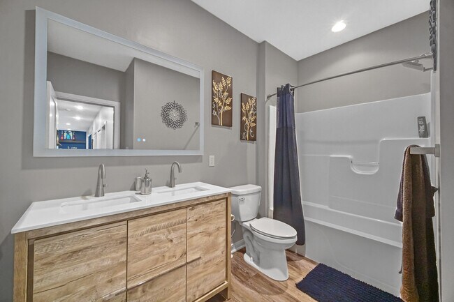 Building Photo - 211 Bunker Dr