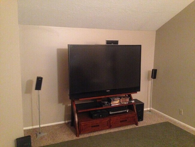 Building Photo - Spacious Top Floor 3 Bed Condo w view of s...
