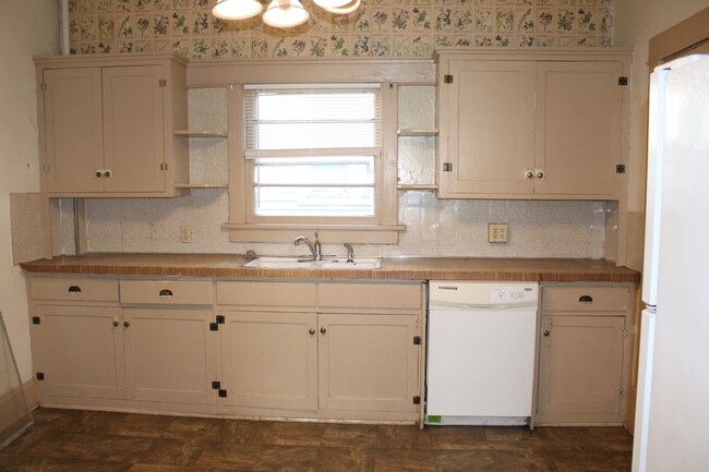 Building Photo - Pet Friendly 4 Bedroom near City Park