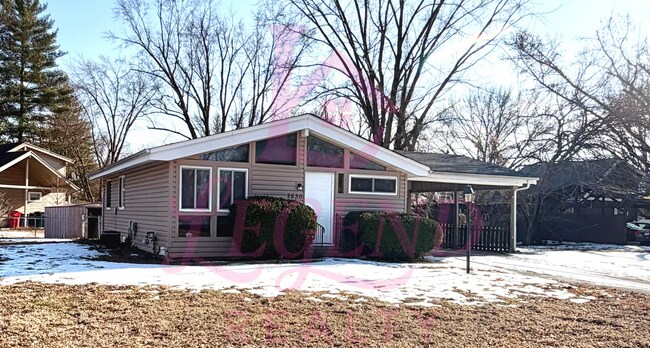 Foto del edificio - Light-Filled 3 Bedroom Home with Open Feel & Outdoor Storage