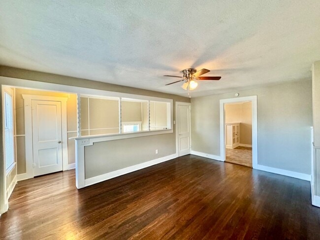 Building Photo - 1-Bedroom, 1-Bath Apartment in Junius Heights