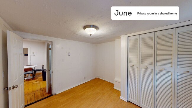 Building Photo - Private bedroom in 3 bed/1 bath Home