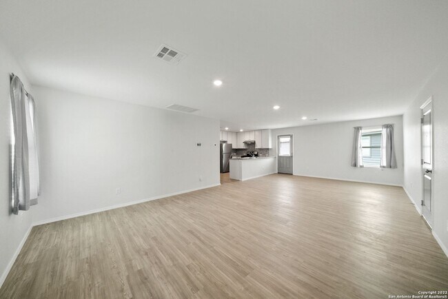 Foto del edificio - $300 OFF 1ST MONTH RENT IF YOU MOVE IN WIT...