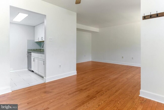 Building Photo - 577 W Diamond Ave