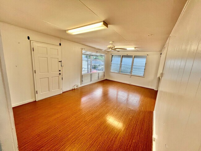 Foto del edificio - Bright and Breezy Manoa Living. Spacious 3...