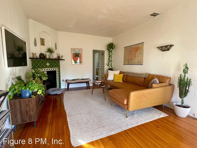 Building Photo - 2 br, 1 bath House - 2166 1/2 Beachwood Te...