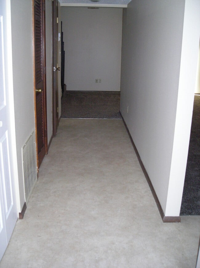 Building Photo - 320 W Hahn Ave