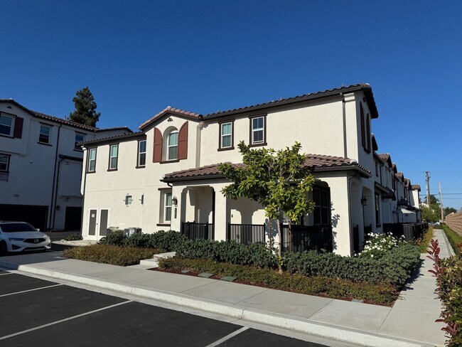Building Photo - Spacious 4 Bedroom Condo near Downtown Ful...