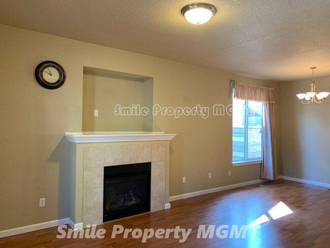Building Photo - A well condition single house with NEW Carpet located on SE Portland.