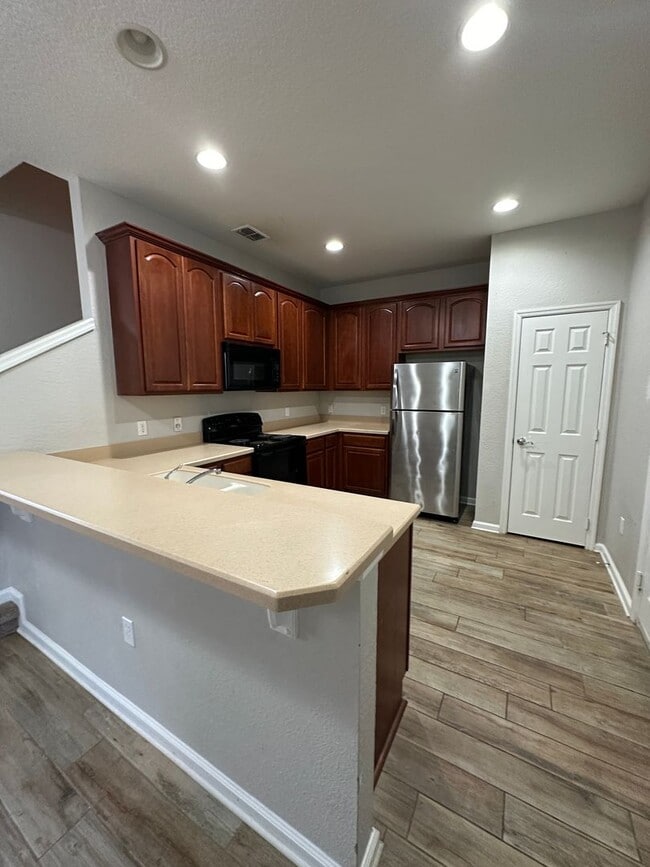 Building Photo - Well maintained townhouse in Spring Isle